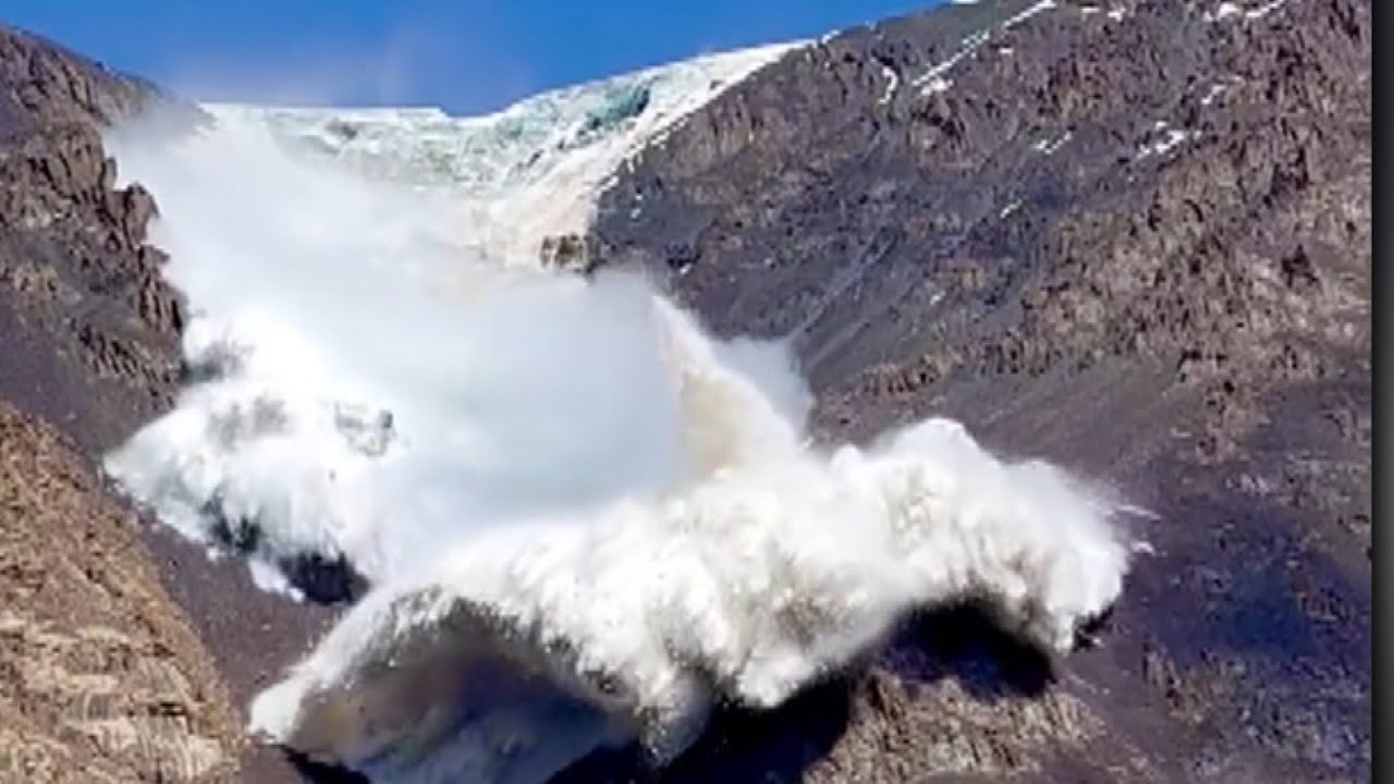 Gigantic Avalanche Sends Tourist Scrambling for Shelter
