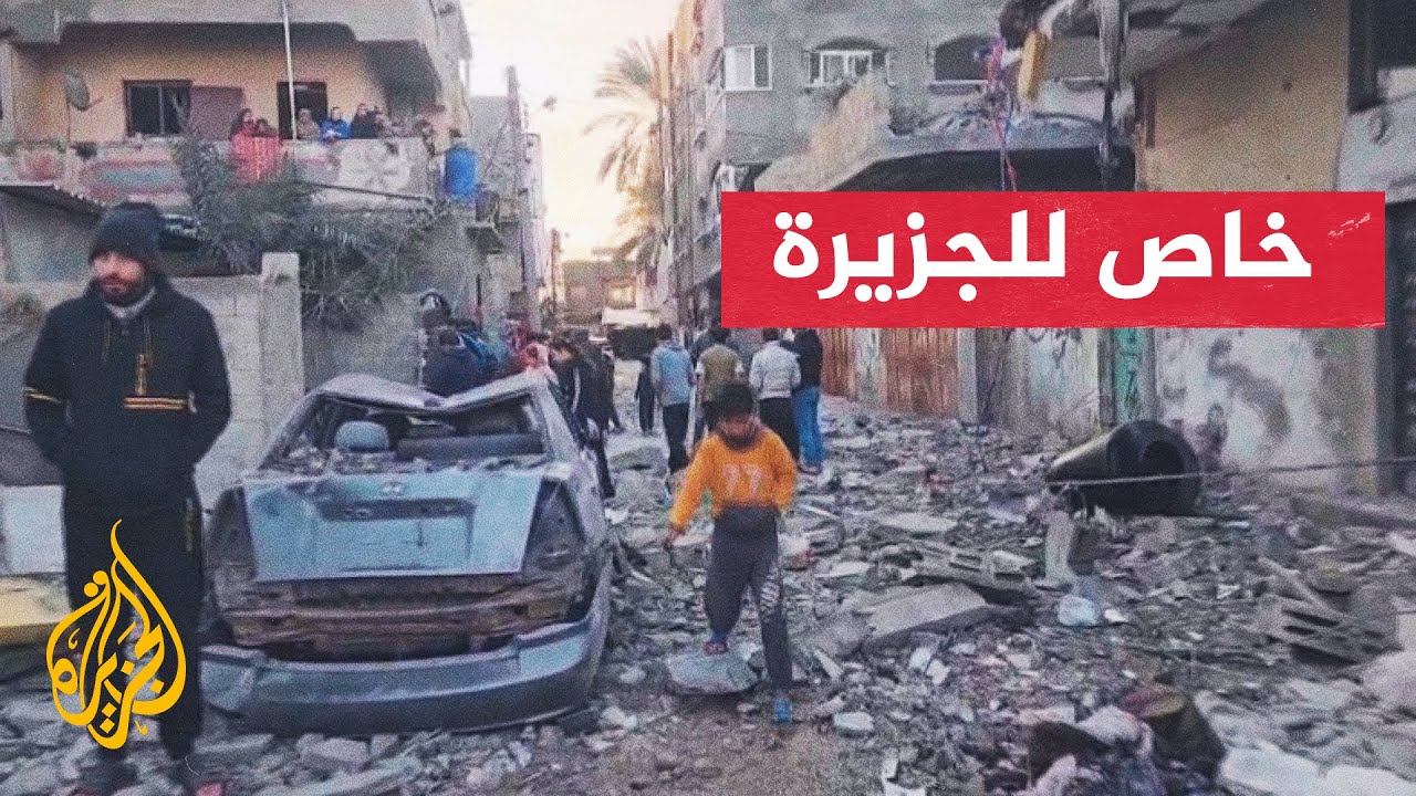 مراسل الجزيرة يرصد آثار القصف الإسرائيلي على منزل لعائلة القهوجي في مدينة دير البلح