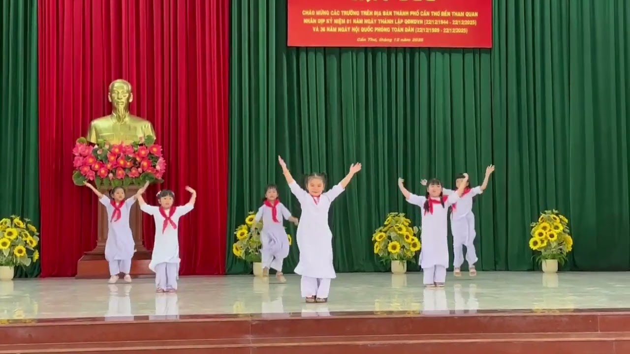 Bobo múa mừng ngày 22/12 thành lập QĐND VN