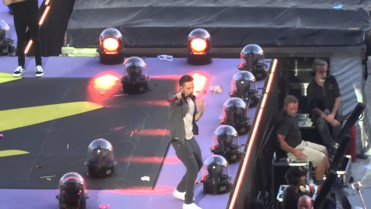 One Direction - Louis and Liam talking + Kiss You Brussels 13/06