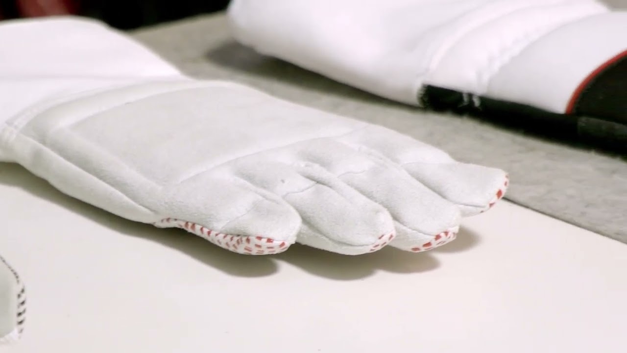 Basic division of fencing gloves, tips on specific models for epee, foil and saber