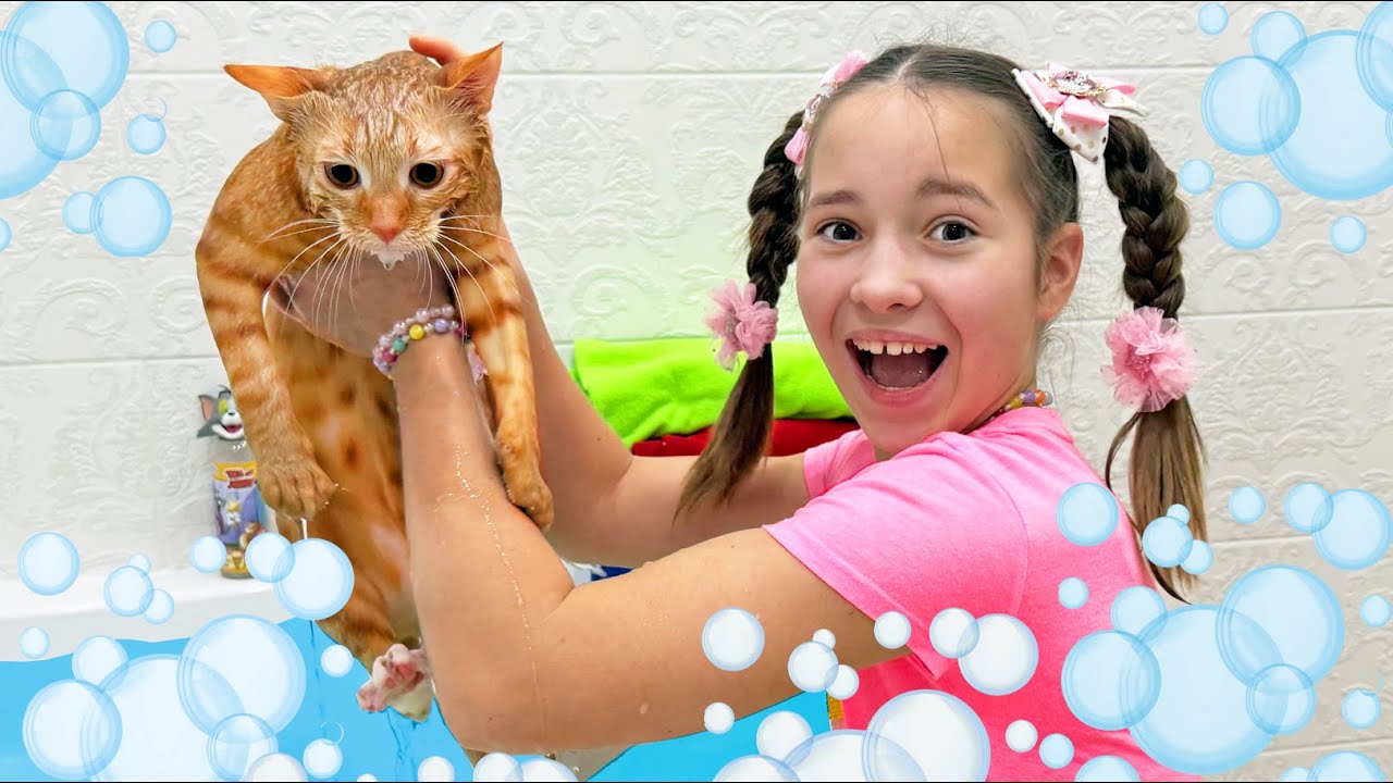 Sofia bathes the kitten and makes a kindergarten