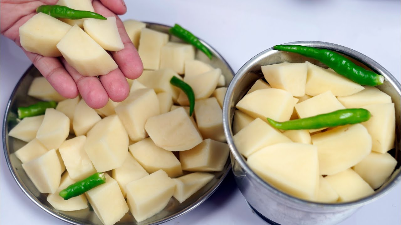 मैने जब से आलू की सब्जी इस तरह से बनाना शुरु की - घर में सभी हफ्ते में २ बार तो यही बनवाते हैं Aloo