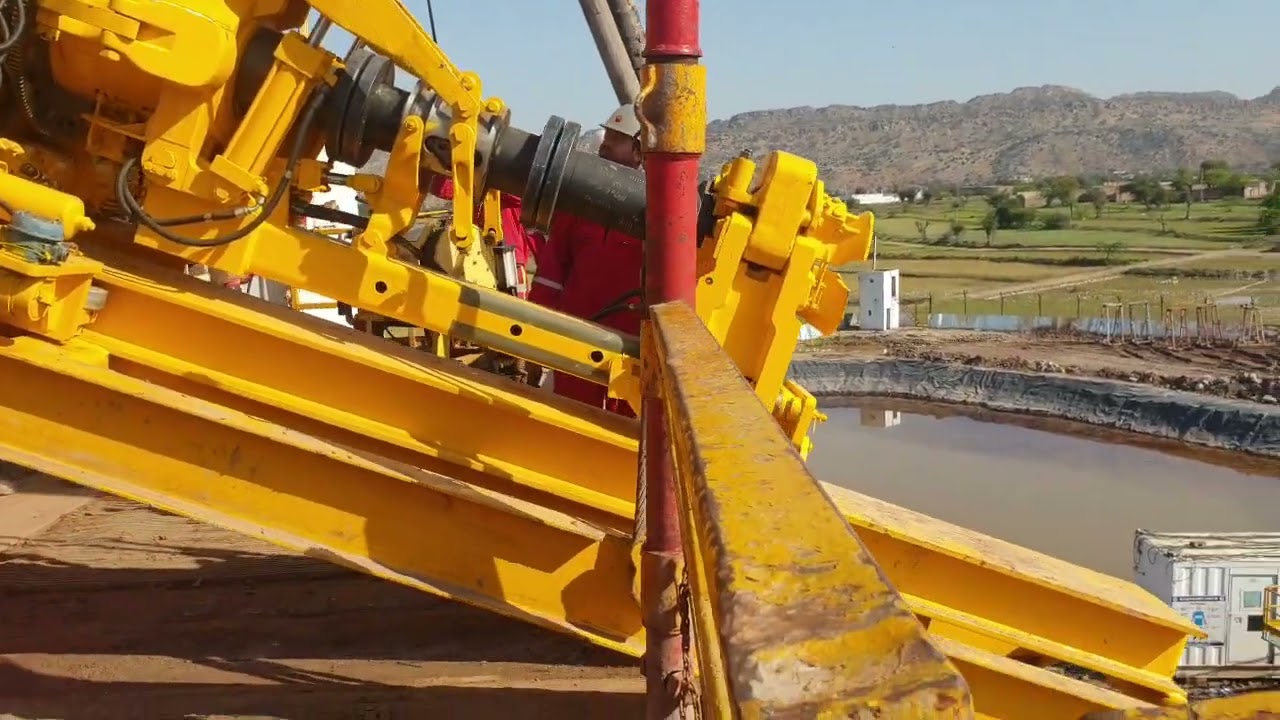 RIG UP TOP DRIVE DRILLING RIG OIL AND GAS OILFIELD PETROLEUM ENGINEER BLOWOUT DRILLPIPE WELL CONTROL