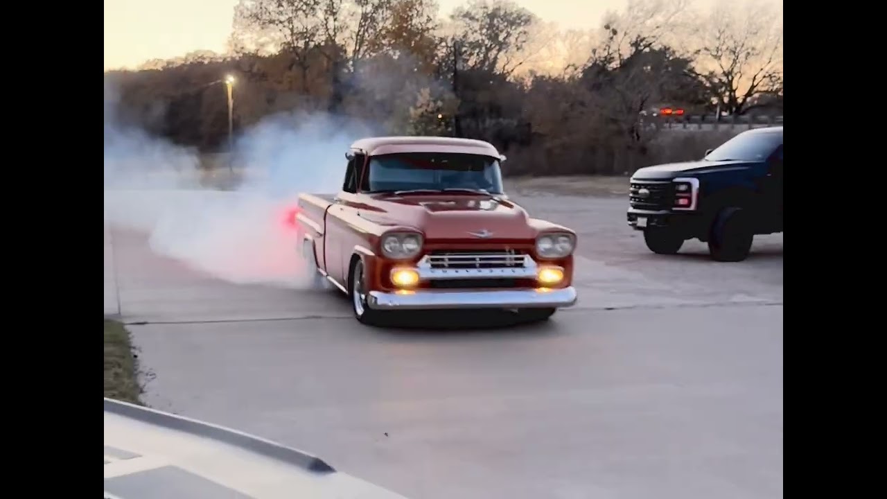 Chevrolet Apache Fleetside 1958 года с наддувом устраивает потрясающий бернаут.