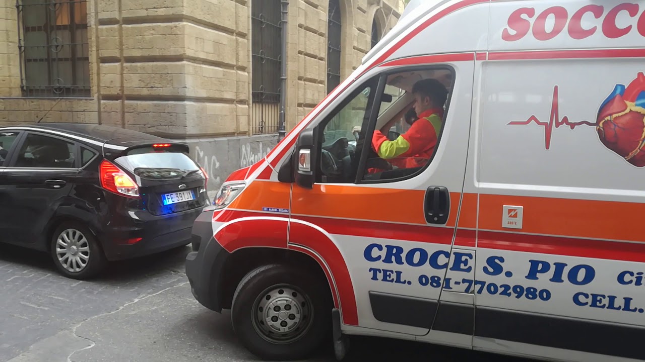 [STUCK IN THE TRAFFIC JAM ] AMBULANCE/ NEW Ambulanza croce San Pio bloccata nel traffico in Emergenz