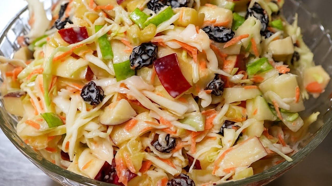🎄 &ldquo;Ensalada Navide&ntilde;a Cremosa de Manzana y Repollo &mdash; F&aacute;cil, Fresca y Deliciosa&rdquo;
