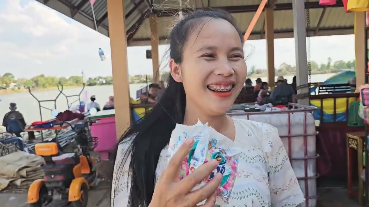สาวลาวเที่ยวงานแข่งเรือบ้านบ่าวไทย 🇹🇭