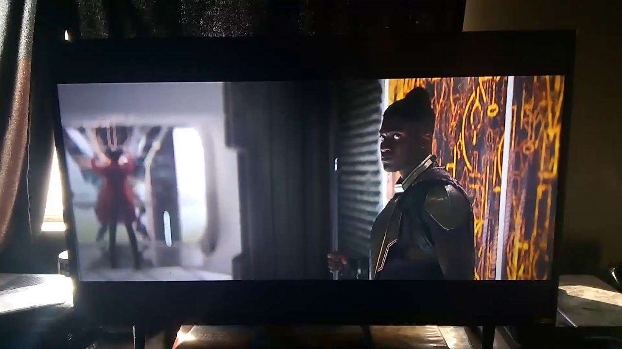 Avengers Infinity War- Corvus Glaive is going after Vision