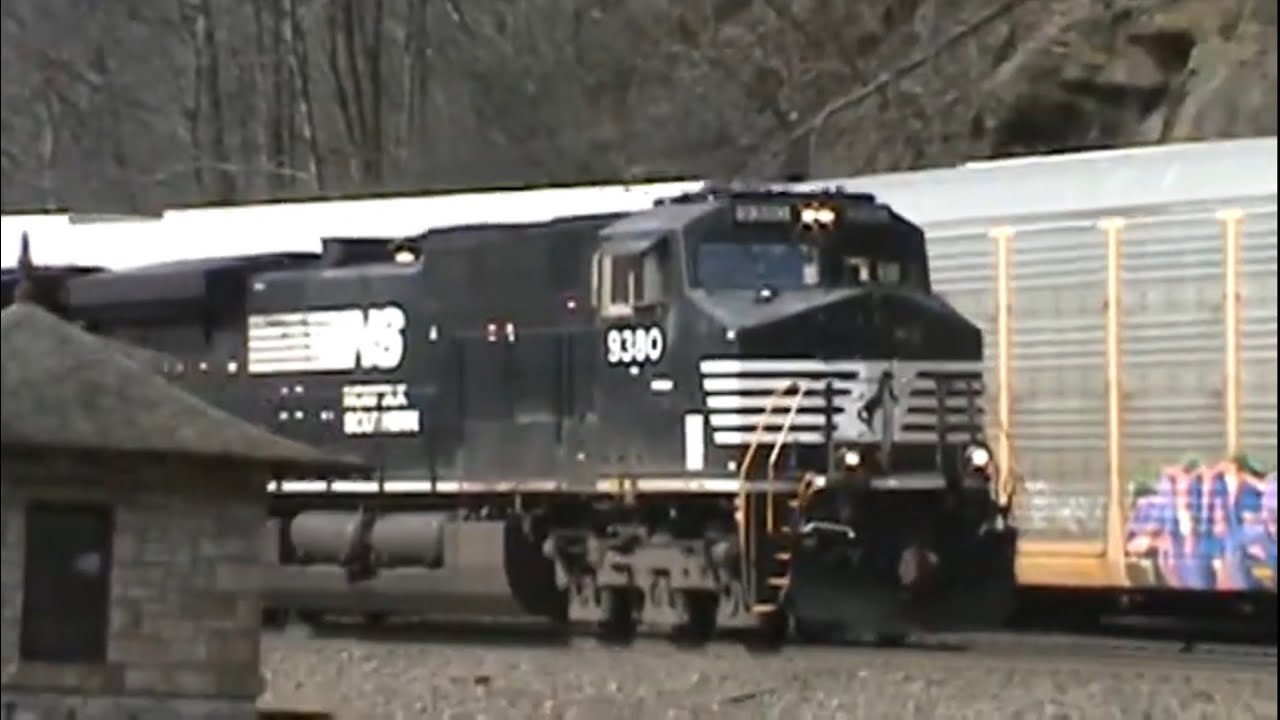 Really old video of mine at Horse Shoe Curve featuring a three way NS train meet read description ￼