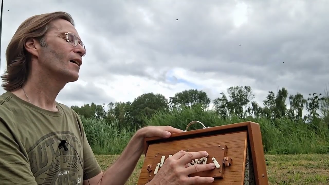 Moola Mantra on shruti box (Deva Premal version)