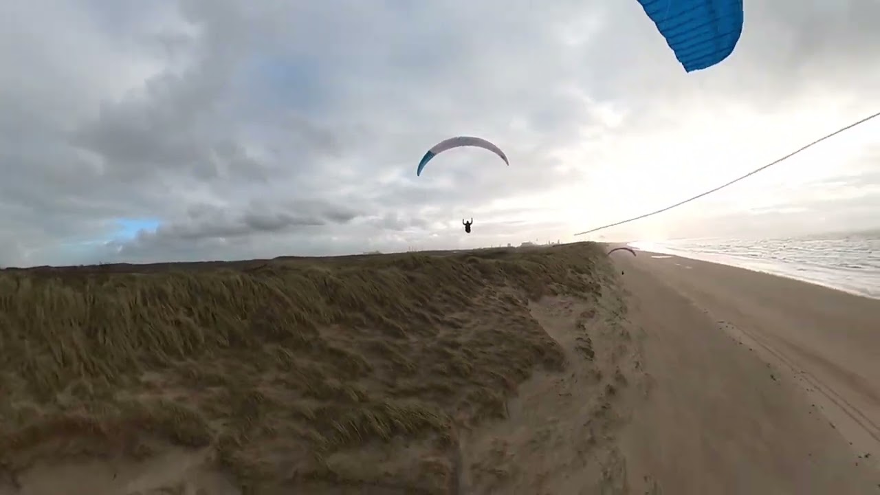 little cloud with kite risers - wijk aan zee 20/11/23