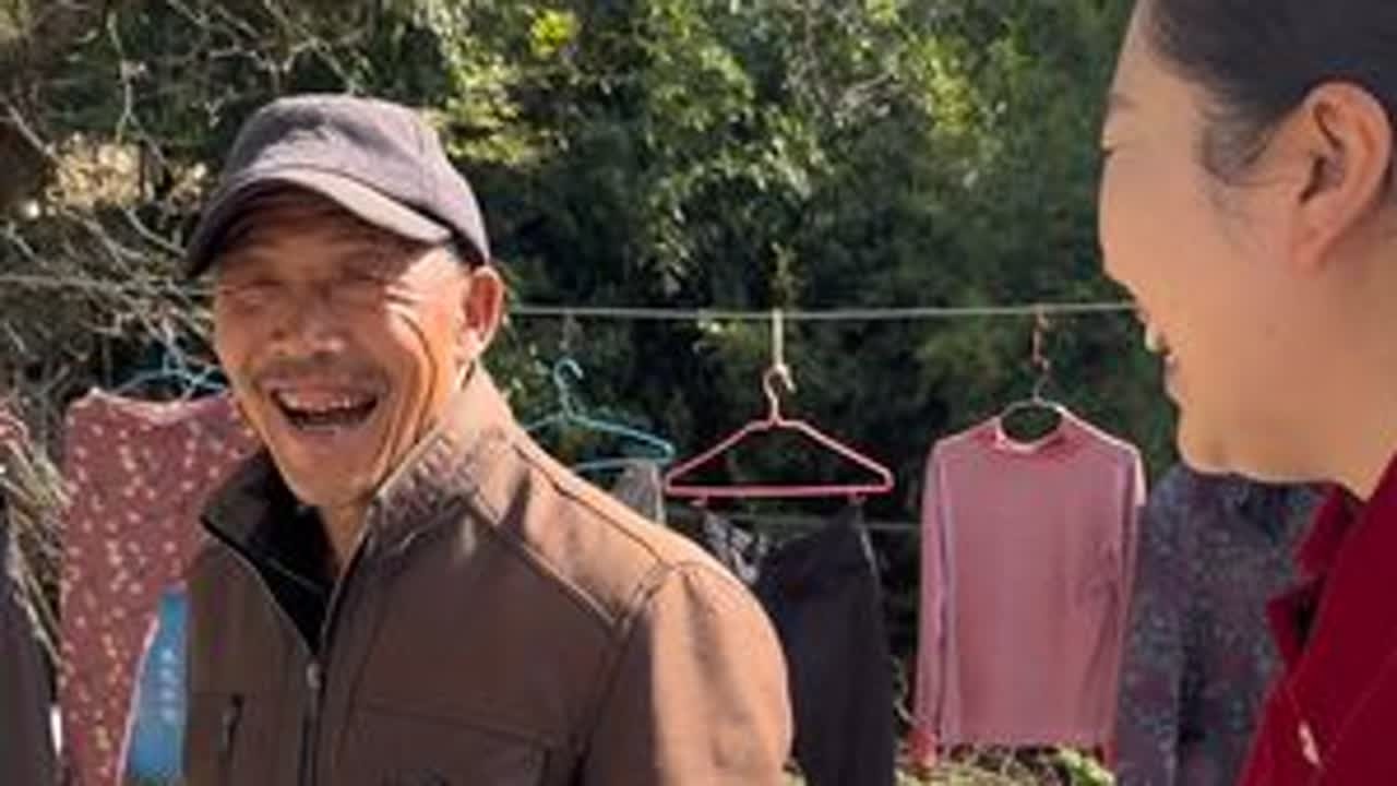 老伴瘫坐数年，叔叔悉心相伴。操持家务，予儿女安心。其心态极佳，幽默健谈，仿若暖阳，驱散阴霾。岁月纵有艰难，亦能浅笑以对。加油💪#我的乡村生活#三农#神农架