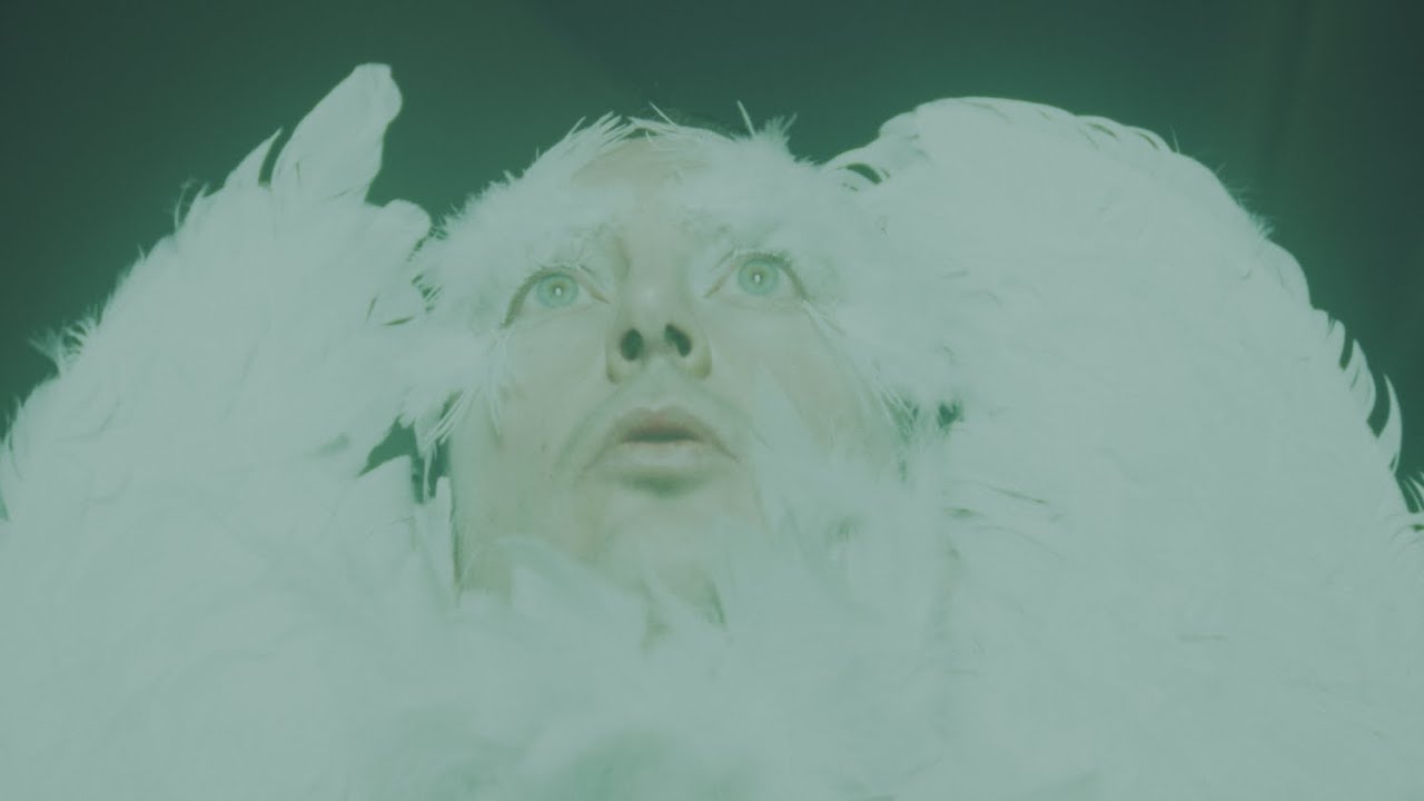TENTATIVE - L'Amant Nu sur un Divan avec des Plumes de Go&eacute;land