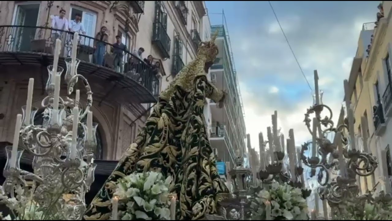 La Esperanza de Triana en la revira de la calle Tetuán/Rioja.
