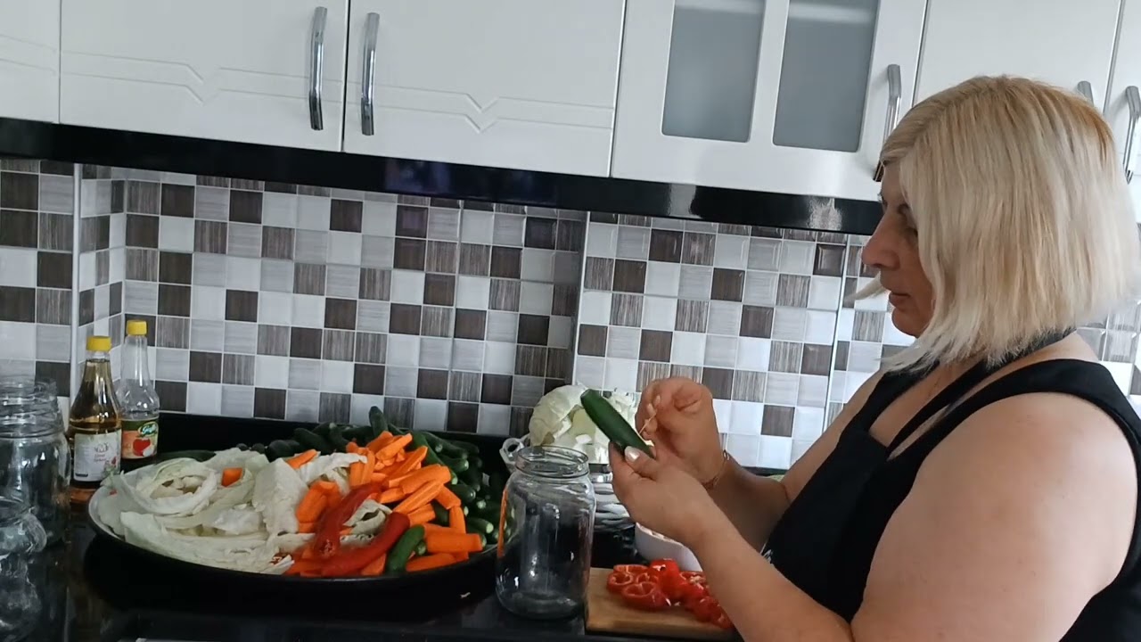 KARIŞIK TURŞU TARİFİ DENEMEK İSTEYENLERE AFİYET OLSUN