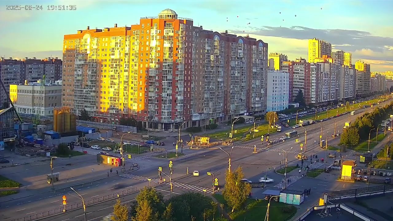24.08.2025. В Питере - продолжается фестиваль воздухоплавания! В кадре - дюжина шаров (неожиданно).