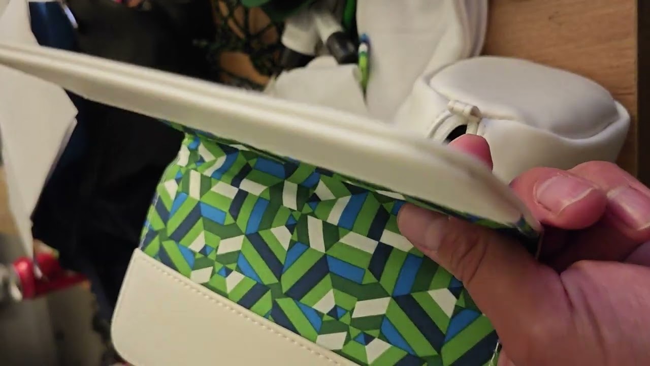 Saudi Arabia business class amenity kit unboxing