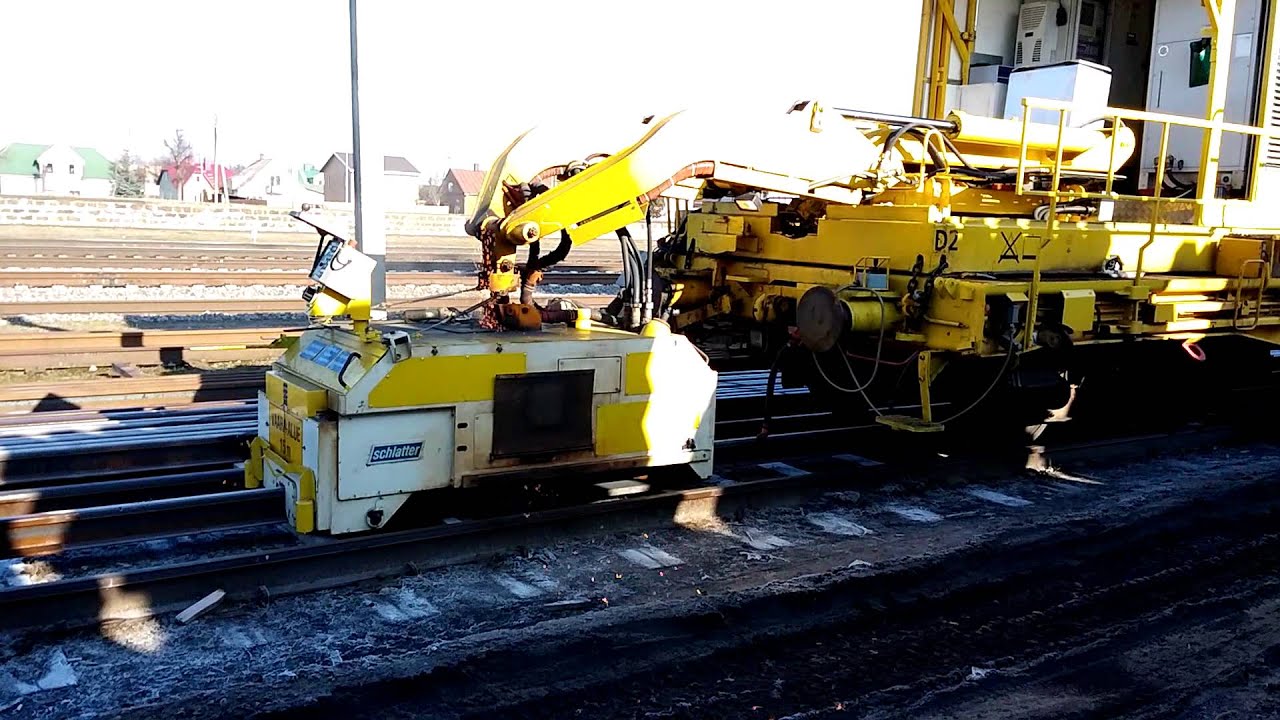 Flash-butt rail welding machine in action