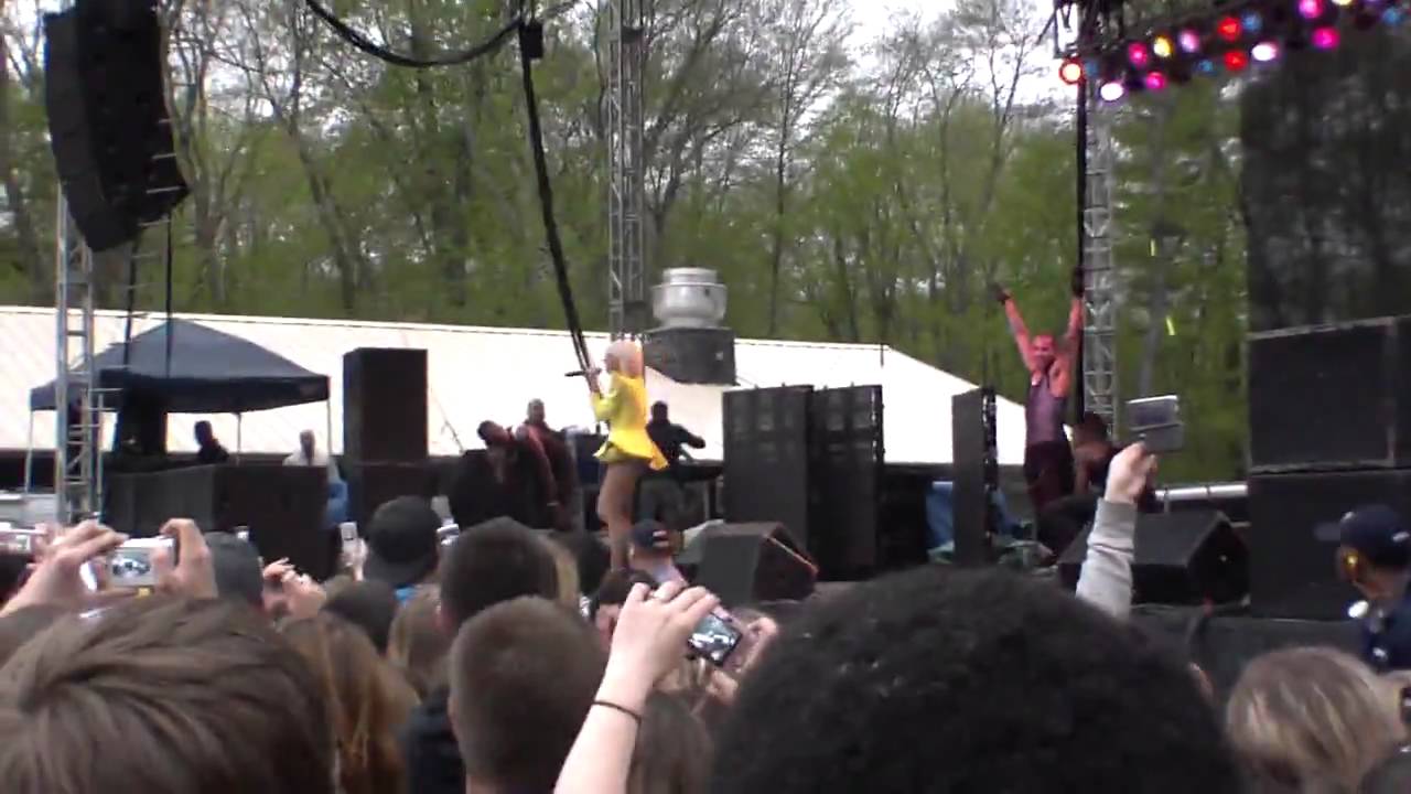 Lady Gaga-Poker Face,  six flags kiss concert