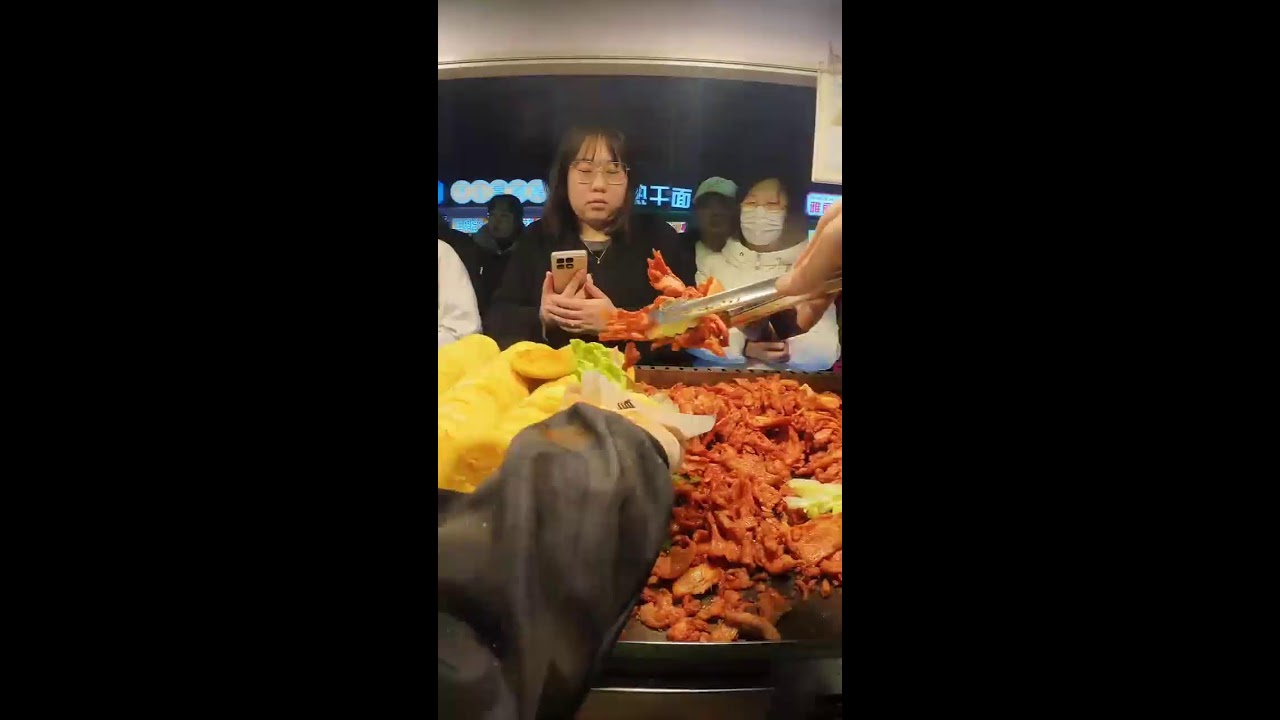 Live broadcast of street food specialties and fruit delicacies