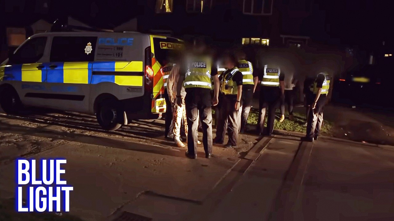 Полицейский подвергся нападению во время хаотичной уличной драки | Полный выпуск программы 