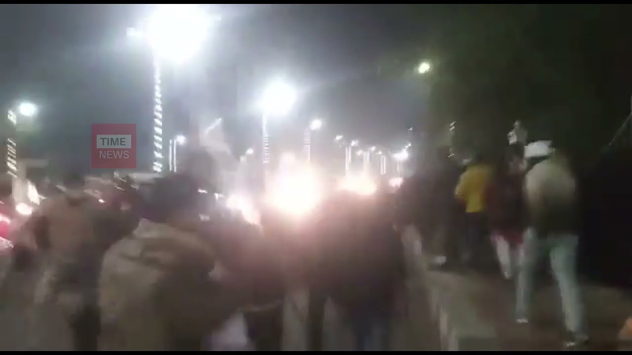 Lathicharge On Lucknow Protest Against Irregularities In UP Teachers Exam|Police beating up  people