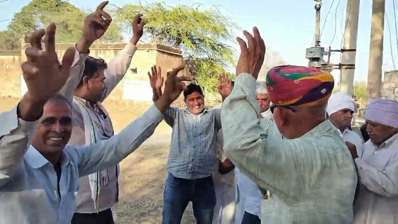 इस गांव में रचा अनोखा स्वांग ! पारंपरिक वेशभूषा में ग्रामीणों ने देसी कल्चर ओर होली धमाल का कमाल