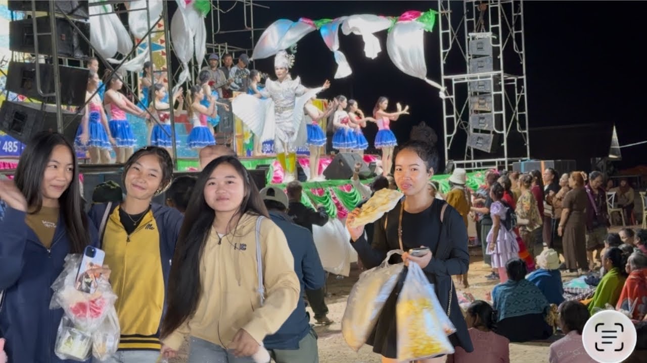 ໄປເບິ່ງໝໍລຳຍາມກາງຄືນ🇱🇦เป็นหยังหน้าเวทีหมอลำอยู่ลาวส่วนมากบ่มีคนตีกัน