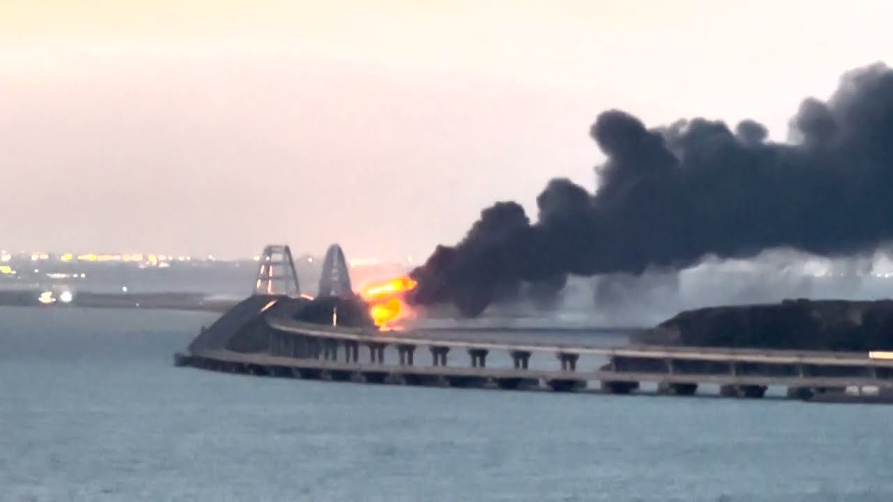 Ponte russa da Crimeia é parcialmente destruída por explosão