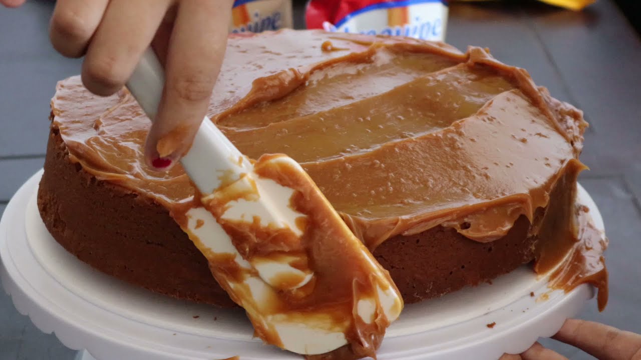 Torta de vainilla, cubierta con arequipe y M&M.