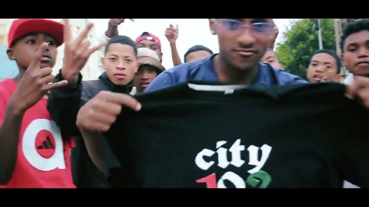 GaeLoic FT MAS'LEO besaina city(directed_by-514e325))