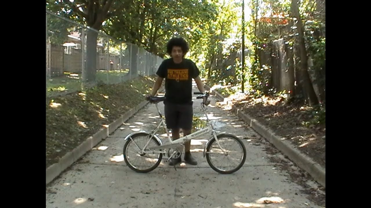 [1] Витрина старинных велосипедов: складной велосипед Voyageur 1978 года.