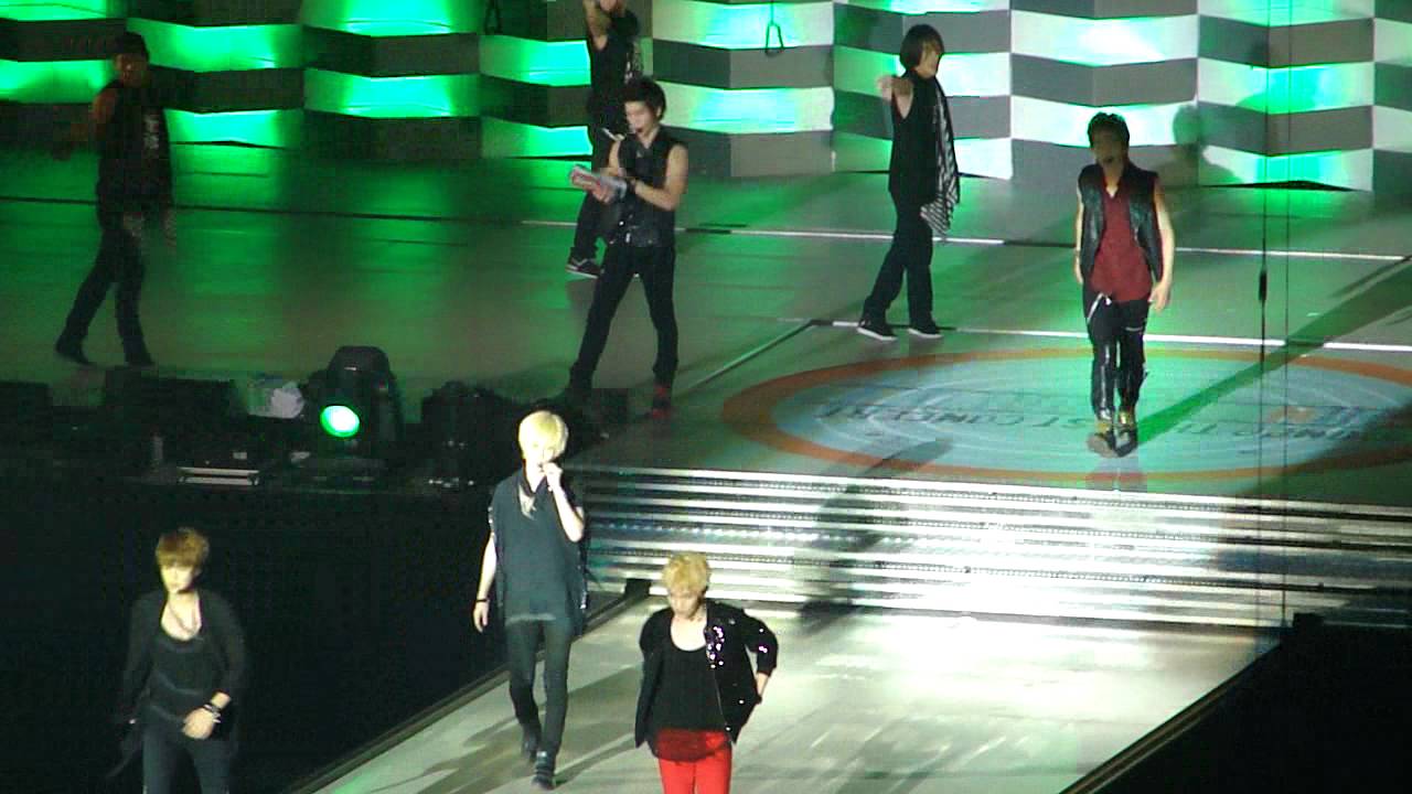 110910 SHINee World Concert SG - Lucifer (26/29)