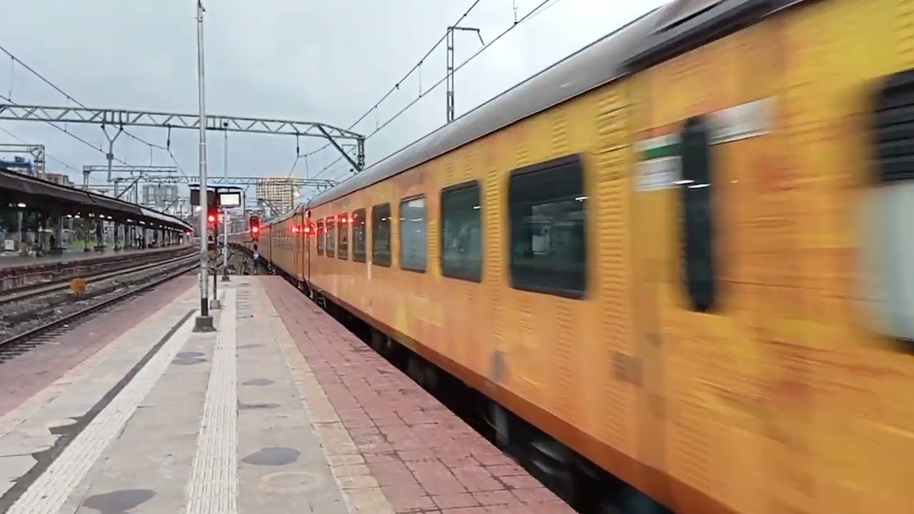 22119 MUMBAI CSMT MADGAON TEJAS EXPRESS WITH WAP7 ARRIVING AT THANE STATION | CENTRAL RAILWAY