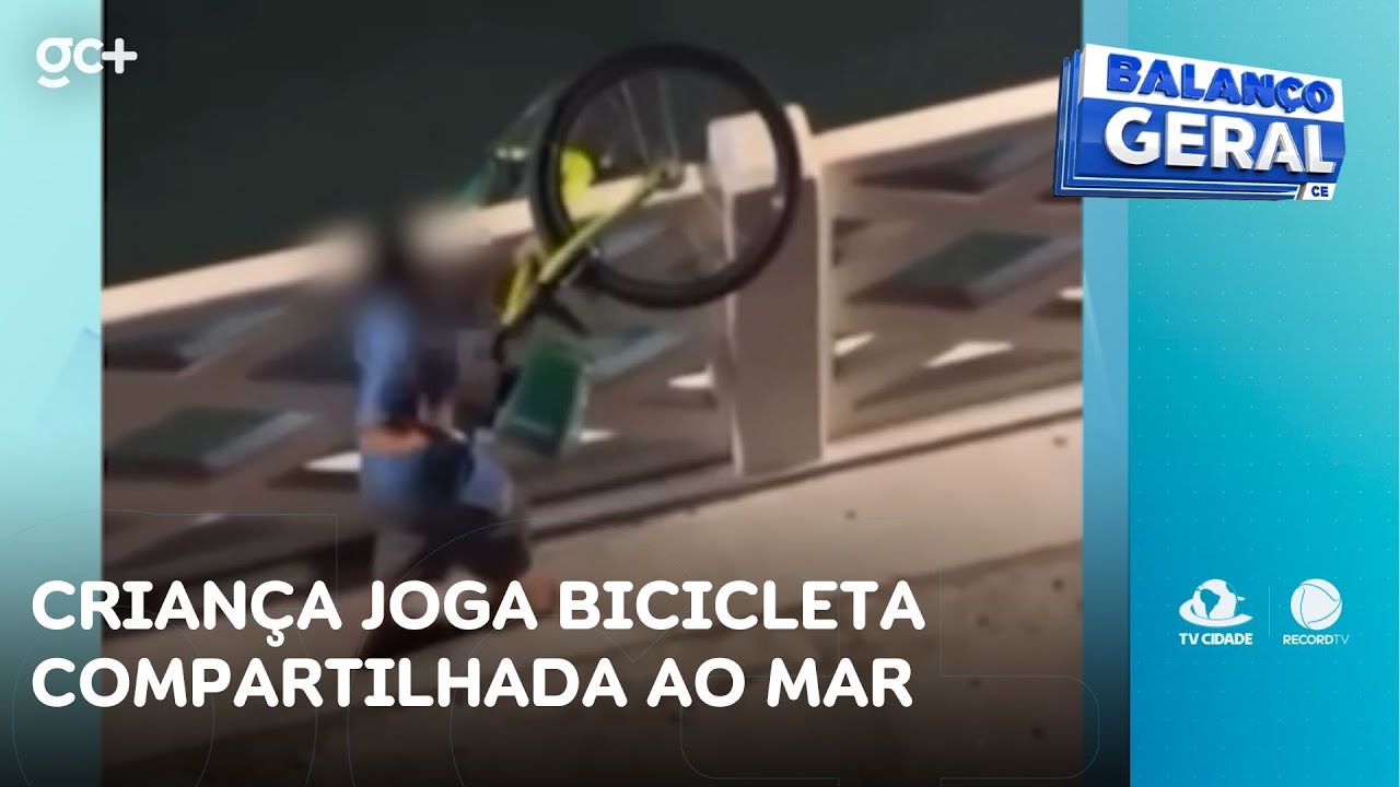 Criança joga bicicleta compartilhada ao mar na Praia de Iracema, em Fortaleza | Balanço Geral CE