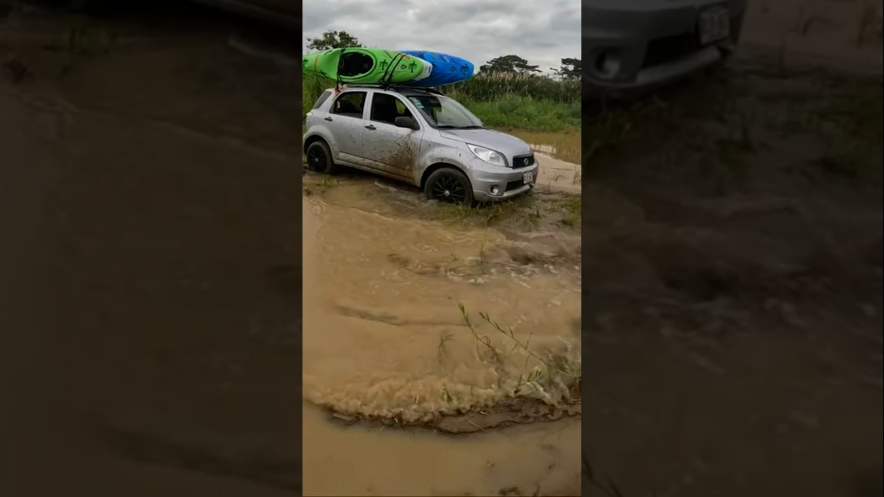 STUCK IN MUD #kayak #kayaking #whitewaterkayaking #eggstreamkayak