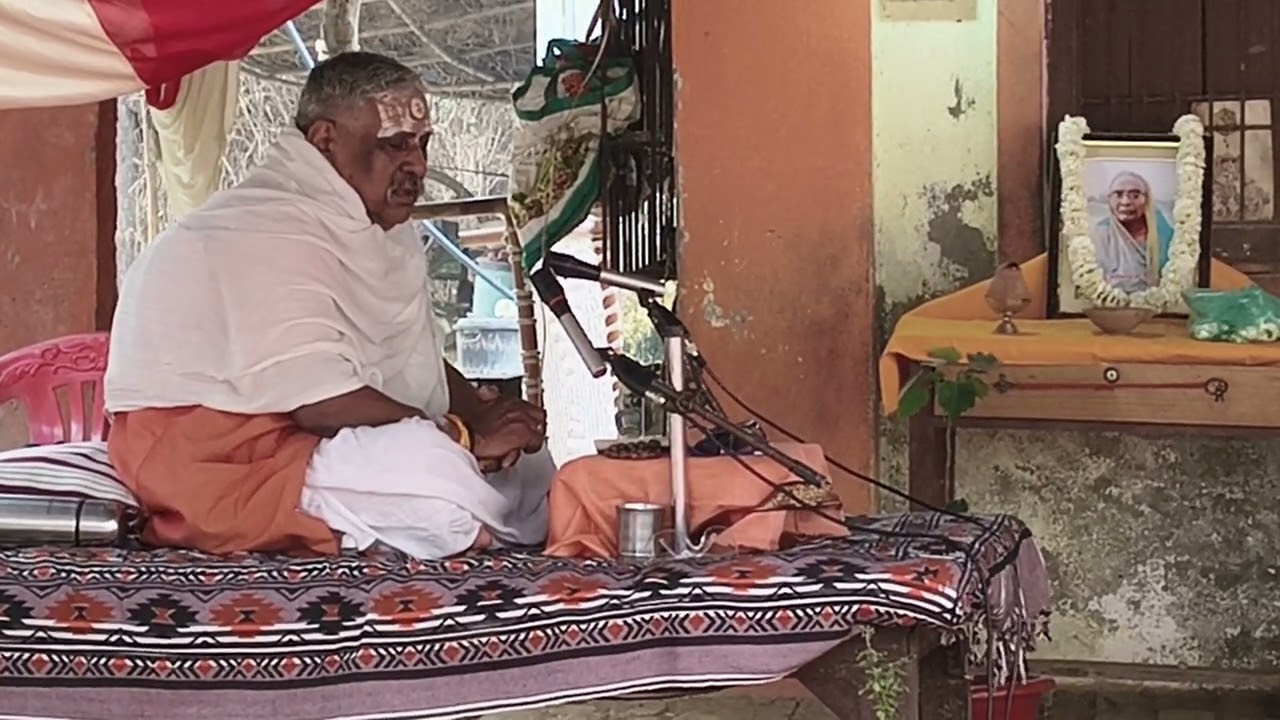 थाना गद्दी बाजार में नन्हे पाठक के माता जी के मृत्यु के उपरांत गरुण पुराण की कथा करते हुए