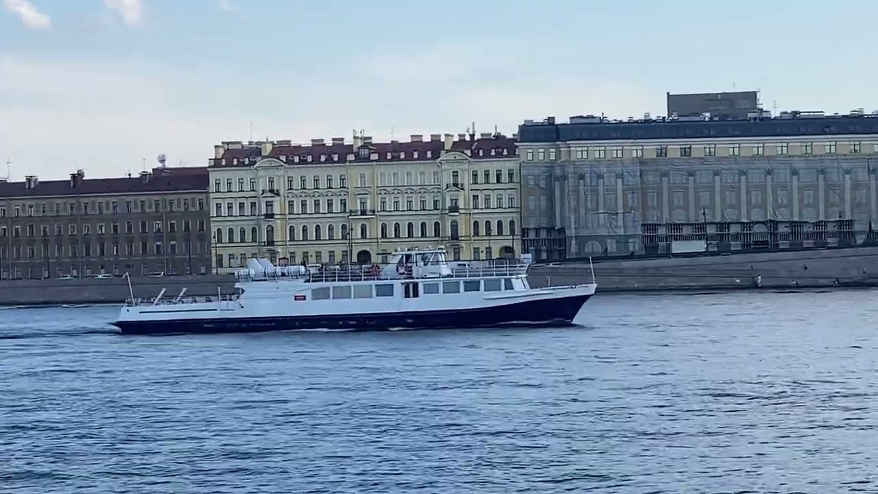 Boat on the Neva/ Прогулочное судно на Неве