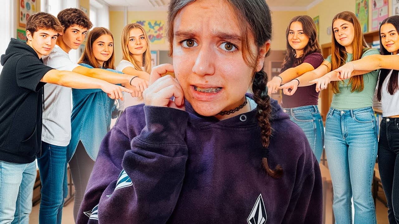 TOUT LE MONDE ME DÉTESTE AU COLLÈGE ! - PINK LILY