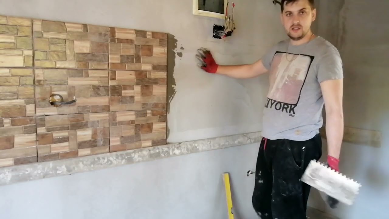 Montare faianță între corpurile de bucătărie. ( casa readusă la viață)