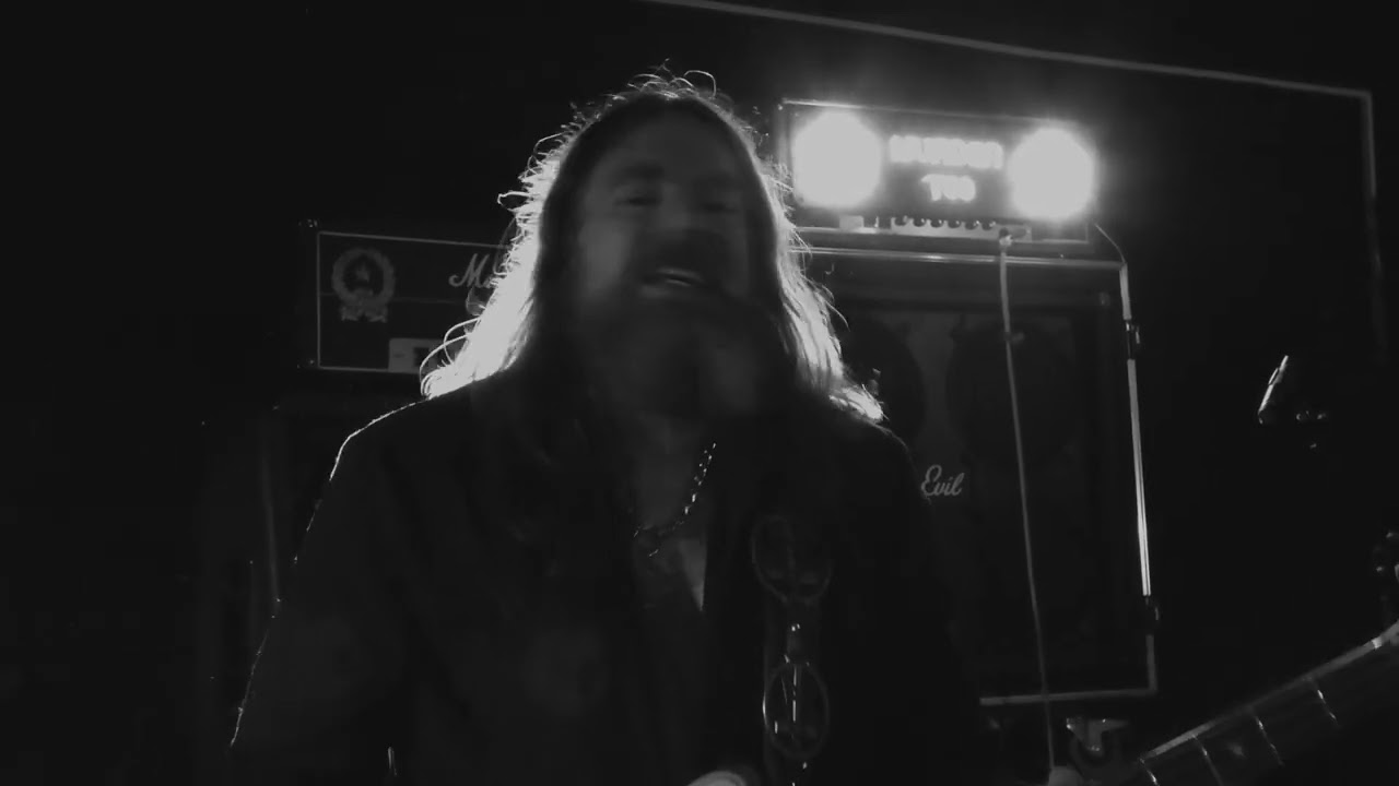 L&ouml;ser - Born L&ouml;sers (Single Edit) [Official Music Video]