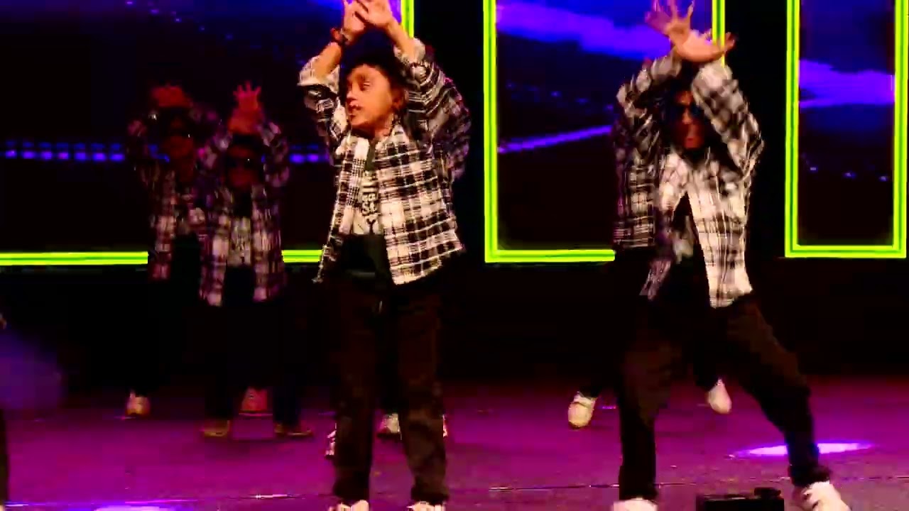 BAILE Minions English Remix Hip Hop by KG 2 Little Heroes...🕺