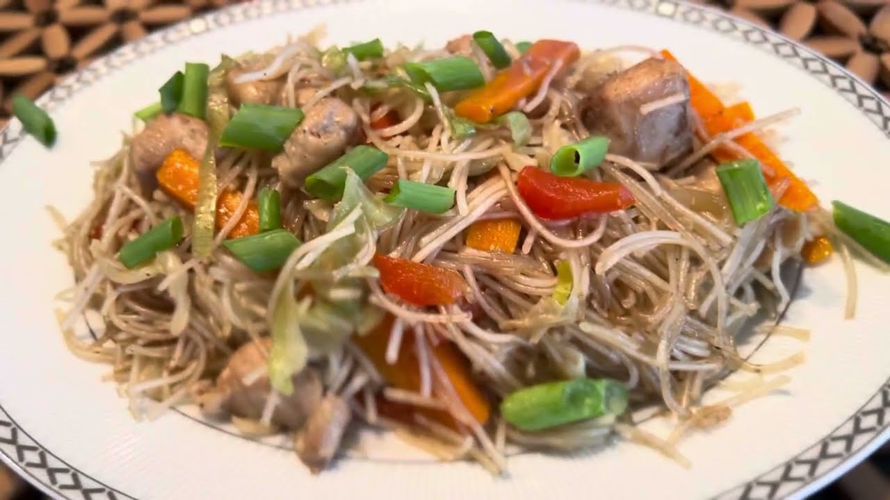 Filipino pancit Bihon / Pancit - smażony makaron po Filipińsku