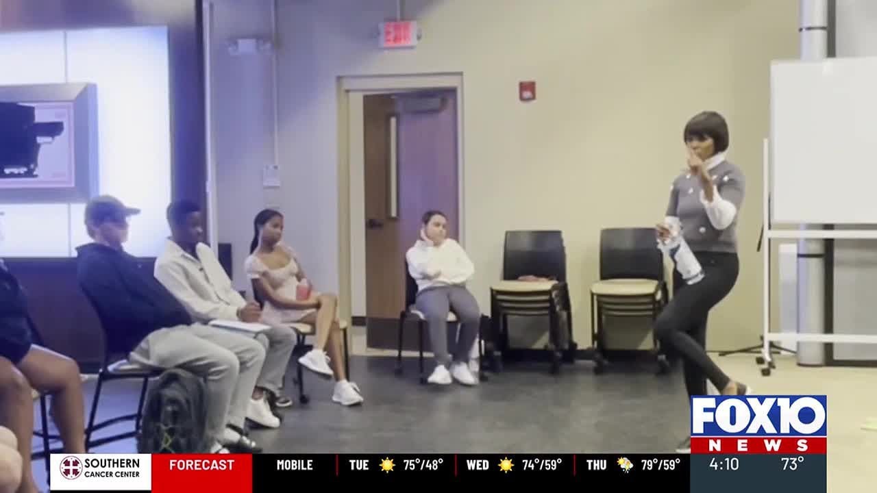 FOX10's Lenise Ligon speaks with broadcasting students at USA