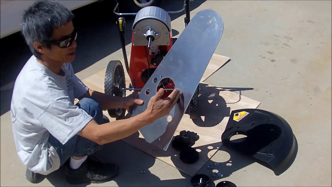 DR trimmer transformed into a three-wheeler