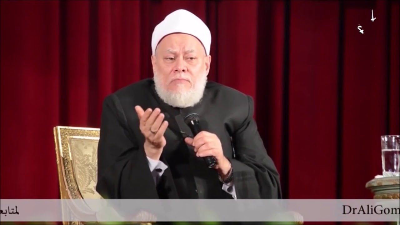 شاب يغني و يعزف على آلة موسيقية يطلب نصيحة من أ.د علي جمعة