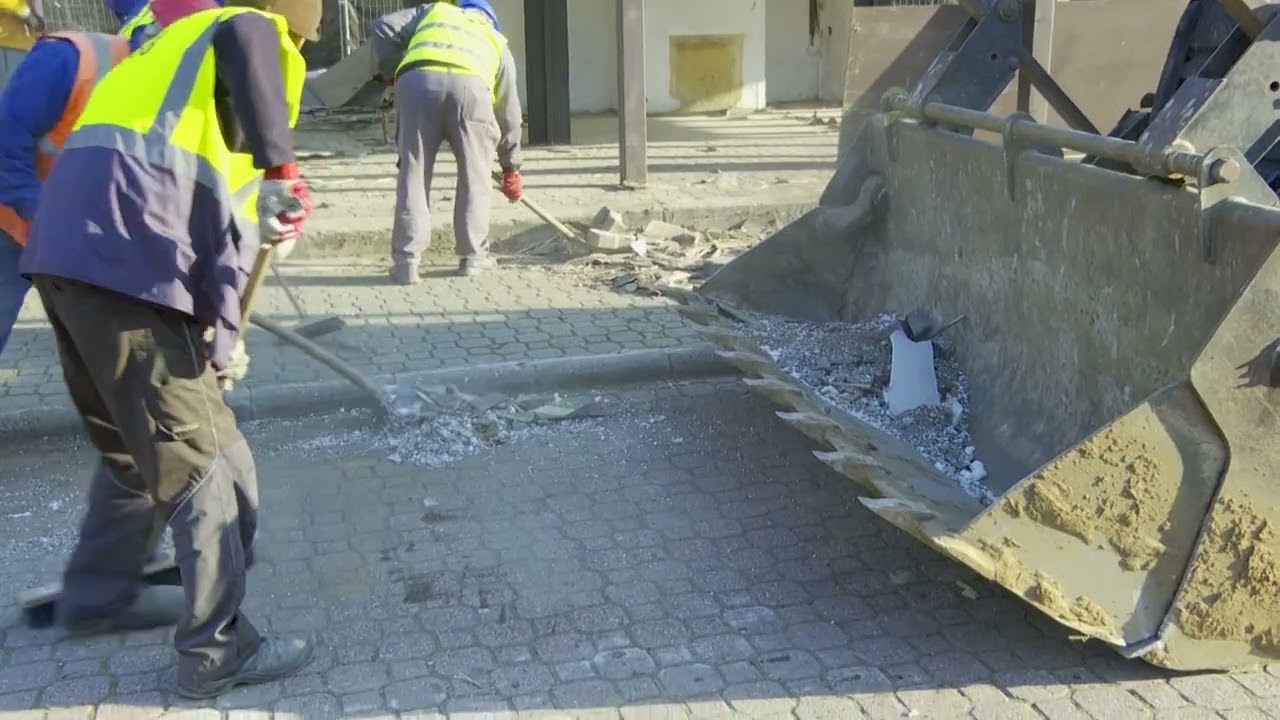 Bontják a régi Grizzlyt Miskolcon