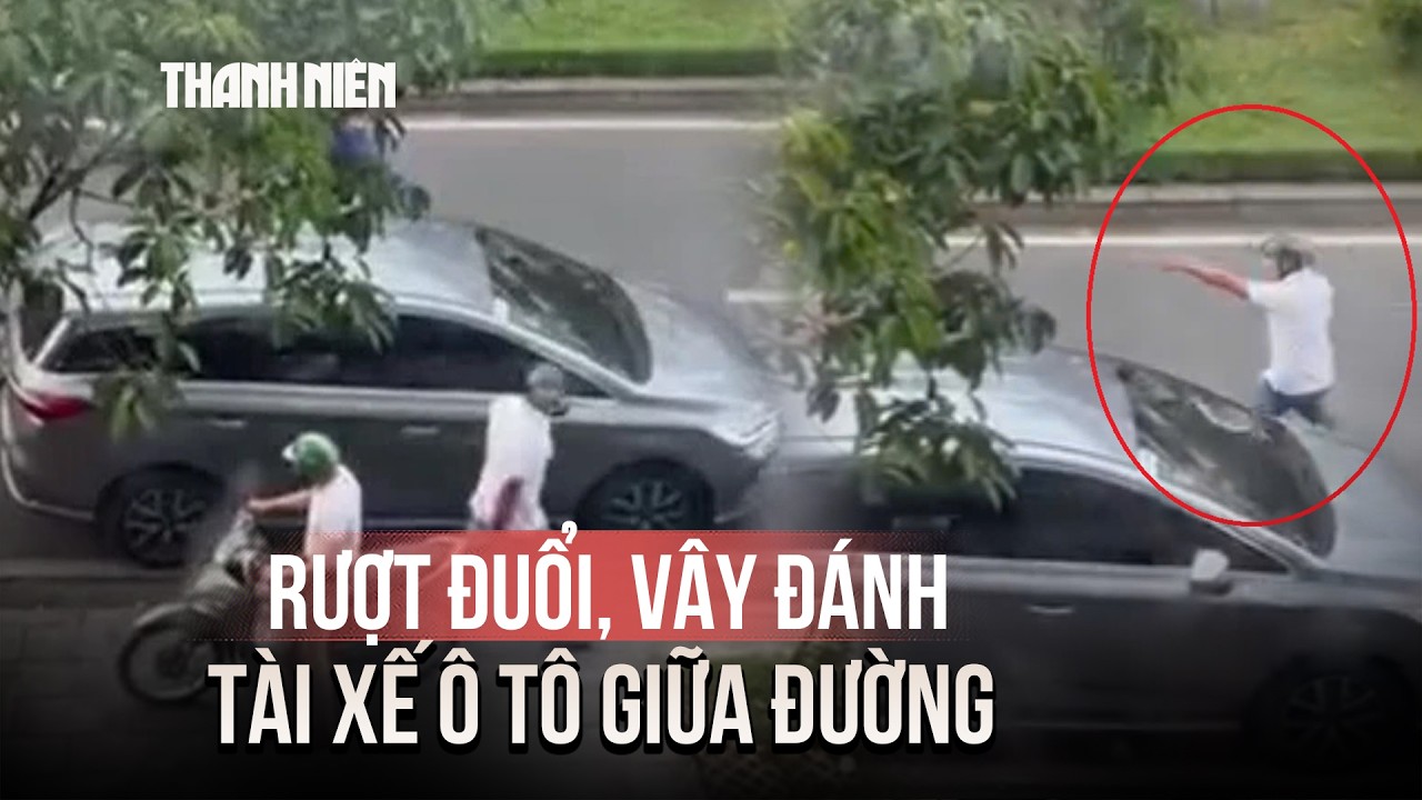 Hai người đi xe máy rượt đuổi, vây đánh tài xế ô tô giữa đường ở TP.HCM