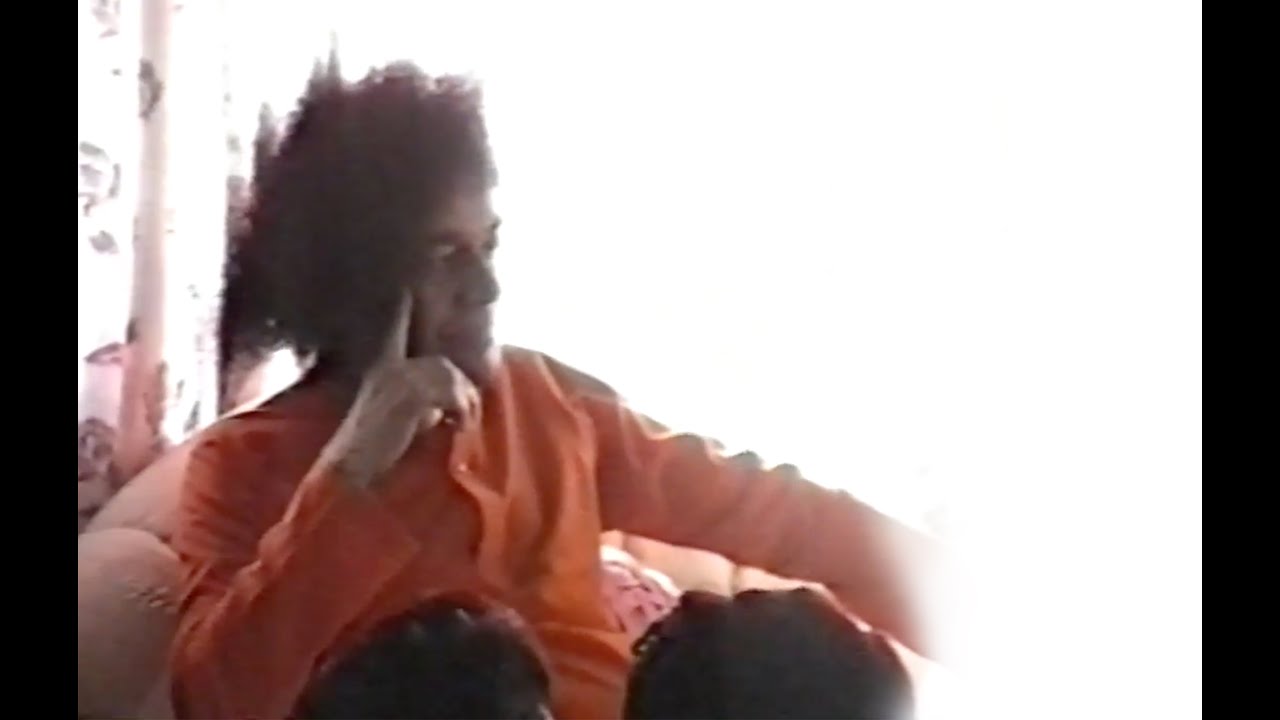 Swami visiting a Devotee's home | Thursday Divine Darshan of Sathya Sai Baba - Part 100